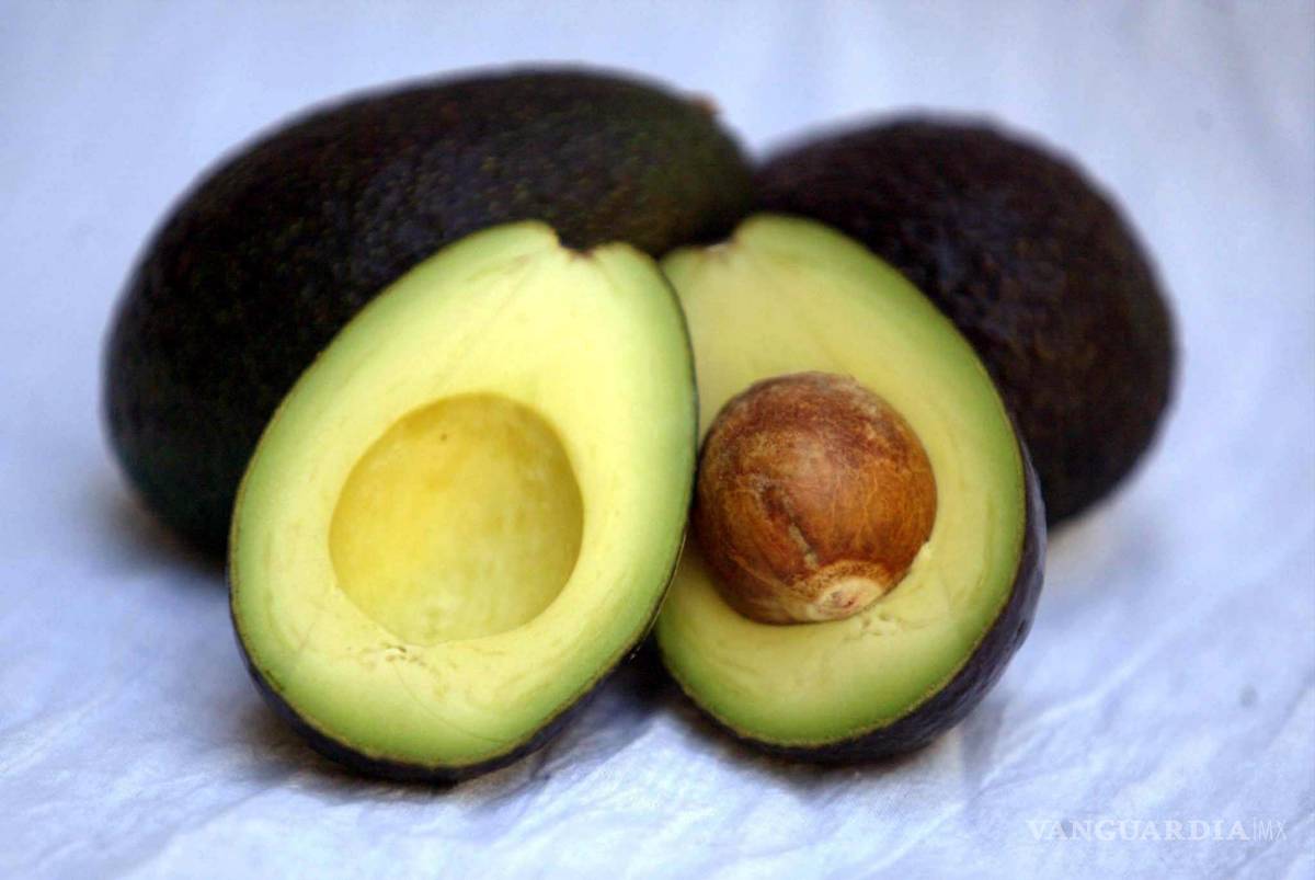 $!Los aguacates según un estudio contienen fibra dietética, grasas saludables y otros componentes que se han asociado a una buena salud cardiovascular.