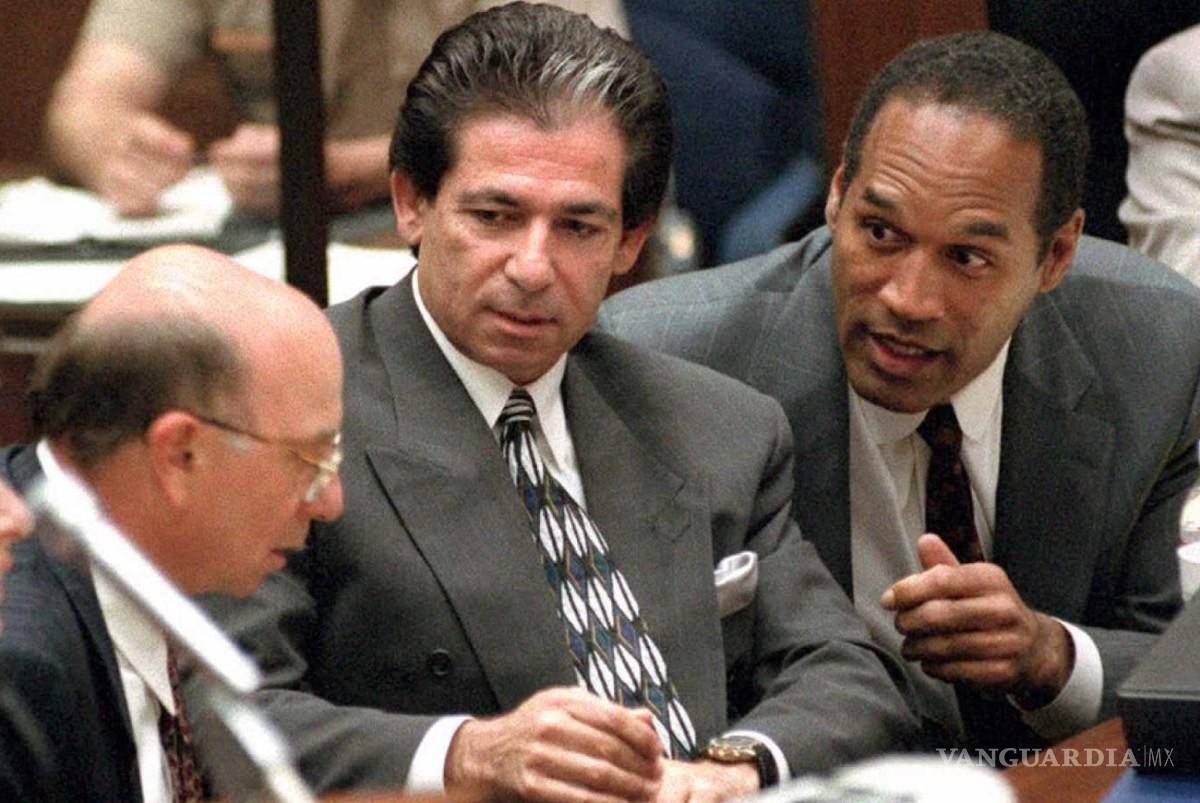$!Robert Kardashian (centro), O.J. Simpson (derecha) en juicio por el asesinato de Nicole Brown