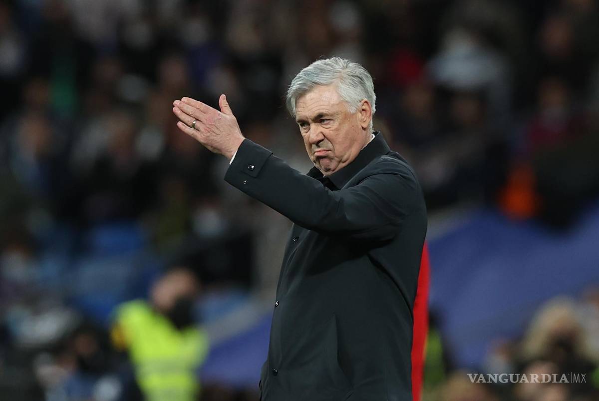 $!El entrenador italiano del Real Madrid Carlo Ancelotti da instrucciones a sus jugadores durante el partido de Liga en Primera División ante el Getafe.