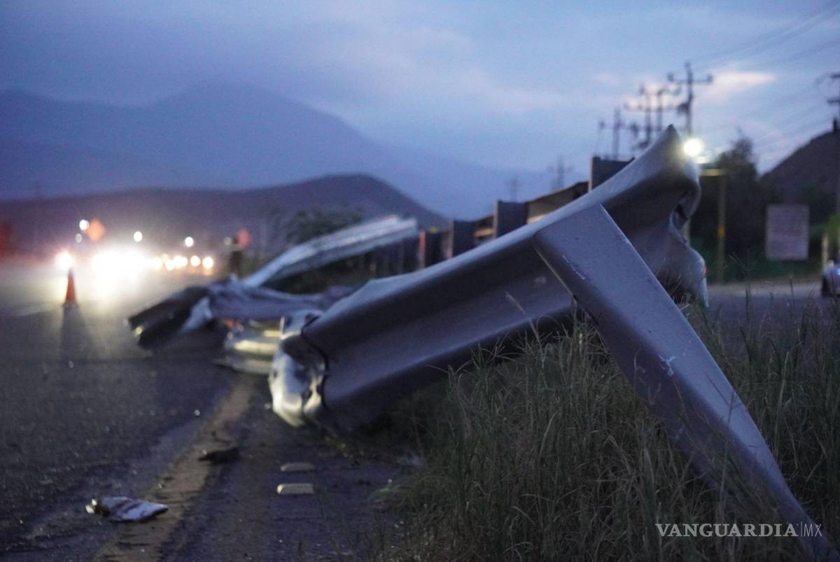 $!La pesada unidad se impactó contra una barra de contención antes de salir a la terracería.