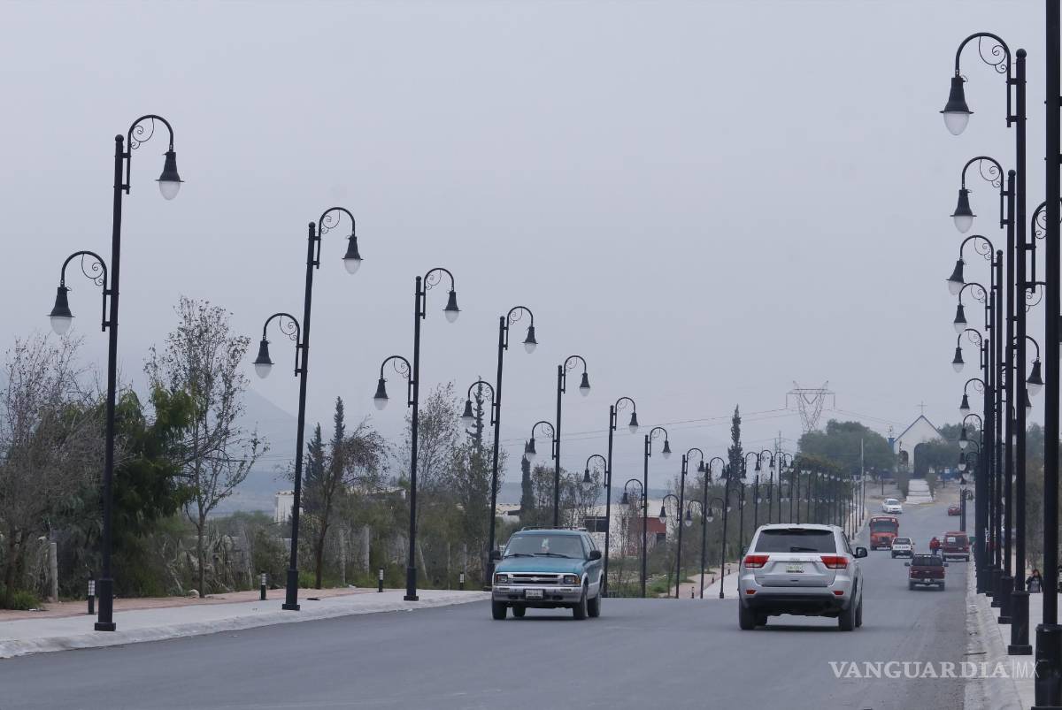 $!Las farolas que años anteriores eran adornadas, hoy lucen “vacías”.