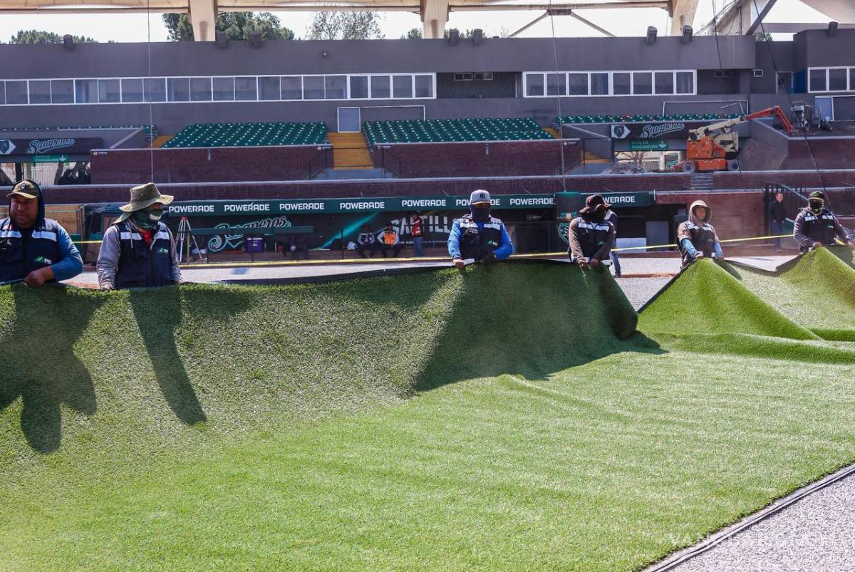 $!El Parque Francisco I. Madero comenzó la instalación de césped sintético como parte del proceso de modernización impulsado por Saraperos de Saltillo rumbo a la temporada 2026 de la LMB.