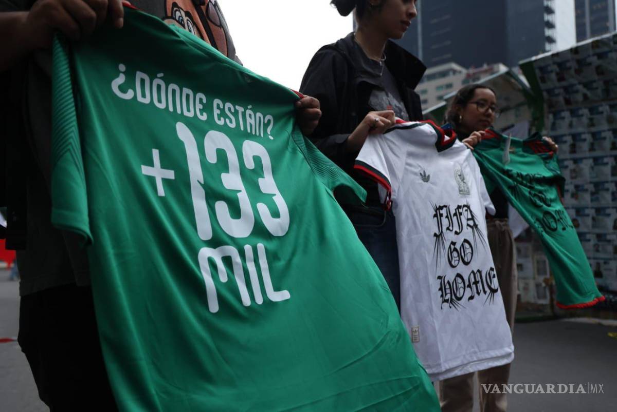$!CIUDAD DE MÉXICO, 30 JUNIO 2026. De nueva cuenta, familias buscadoras, solidarios y población civil participaron en la Cascarita por la Memoria y Contra el Olvido en la Glorieta de las y los Desaparecidos. Se pronunciaron contra la agresión sufrida durante la mañana por elementos de la Secretaría de Seguridad Ciudadana (SSC) quienes querían impedir una manifestación sobre Calzada de Tlalpan. El saldo denuncian es de varios familiares lesionados, así cómo solidarios.