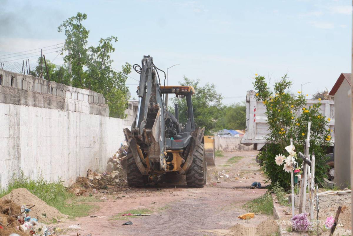 $!Utilizaron maquinaria pesada para la limpieza de los panteones.