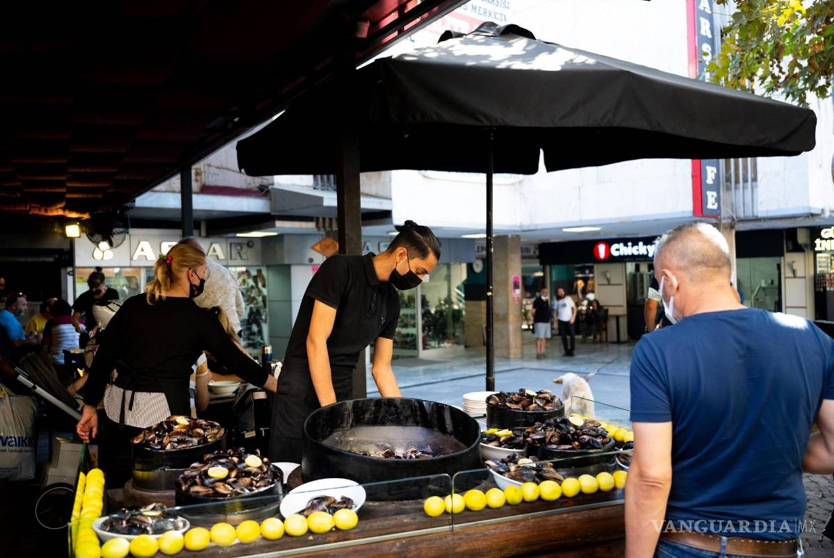 $!Kemeralti, el distrito comercial de Esmirna, acoge uno de los mayores mercados al aire libre del mundo, con unas 5,000 tiendas y puestos entre los que se suceden numerosas sinagogas sefardíes. EFE/Guillermo López