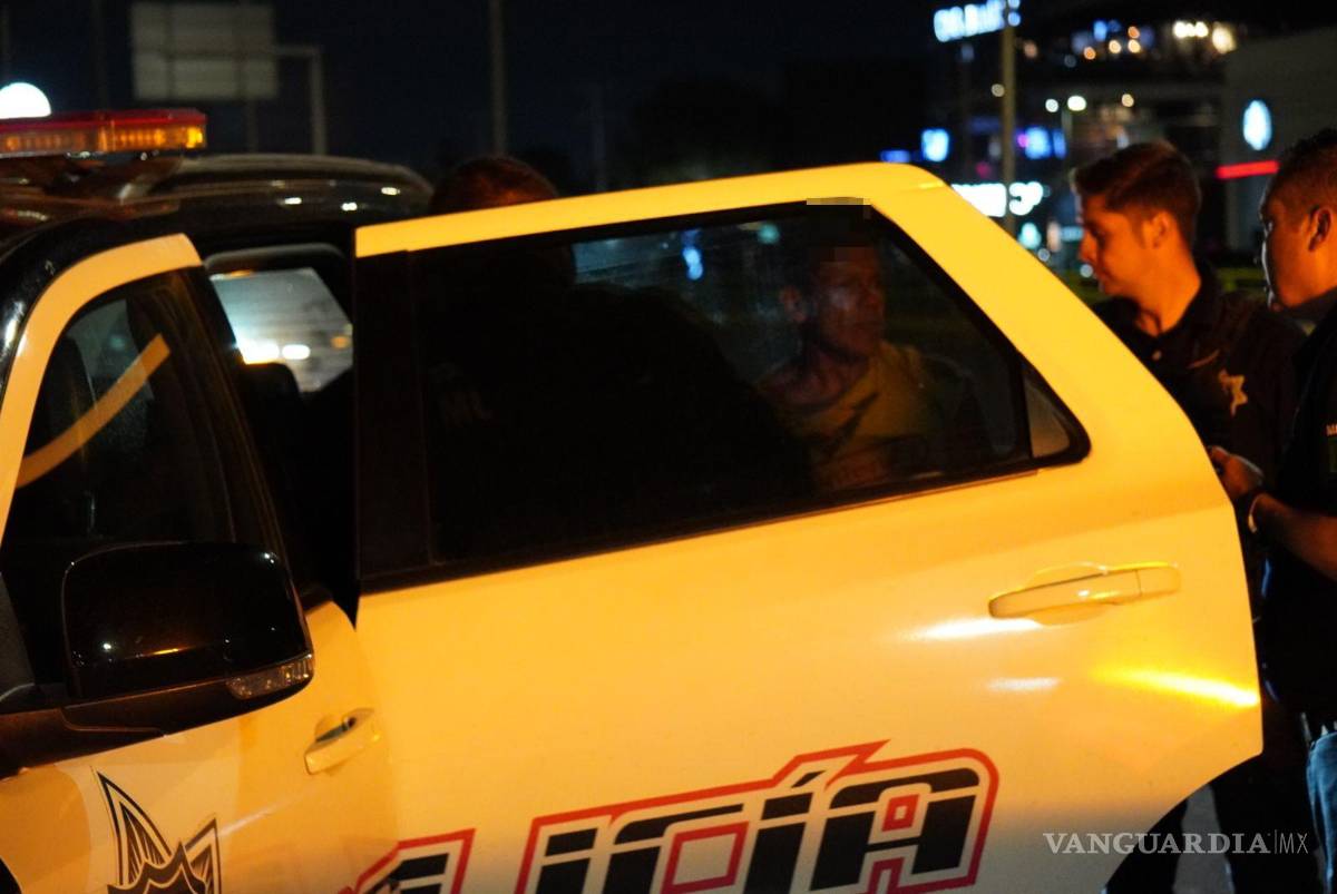 $!Policías resguardaron a sujeto que intentó lanzarse desde el puente.