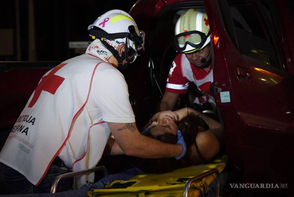 $!Paramédicos de la Cruz Roja atendieron a la copiloto que resultó lesionada.