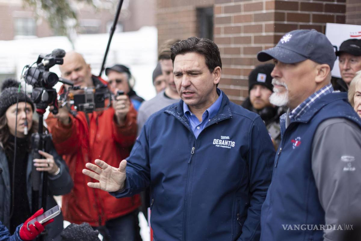 $!El candidato presidencial republicano, el gobernador de Florida, Ron DeSantis (c), durante una visita a voluntarios en una oficina de campaña en Urbandale, Iowa.