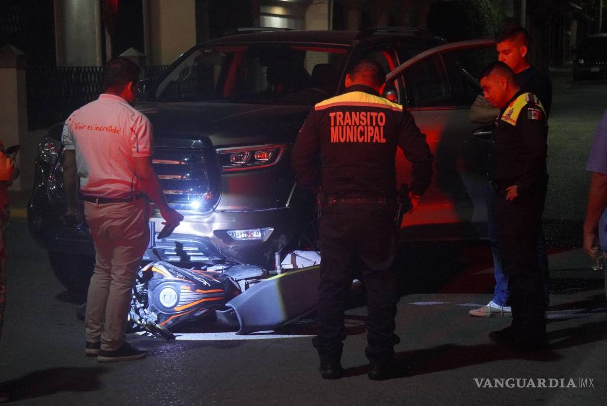 $!Elementos de Tránsito Municipal tomaron conocimiento del percance nocturno.
