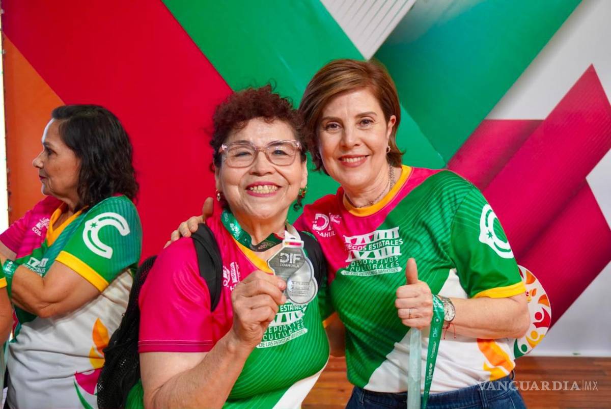 $!Una de las integrantes de la delegación de Torreón muestra la medalla obtenida durante los Juegos Estatales, acompañada por Selina Bremer de Cepeda, presidenta honoraria del DIF Torreón.