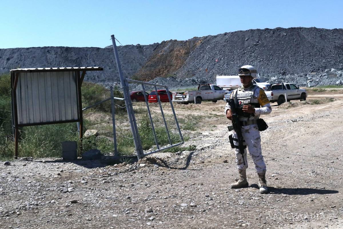 $!Desde que ocurrió la tragedia en la mina elementos del Ejército Mexicano resguardan el perímetro de acceso al pozo.