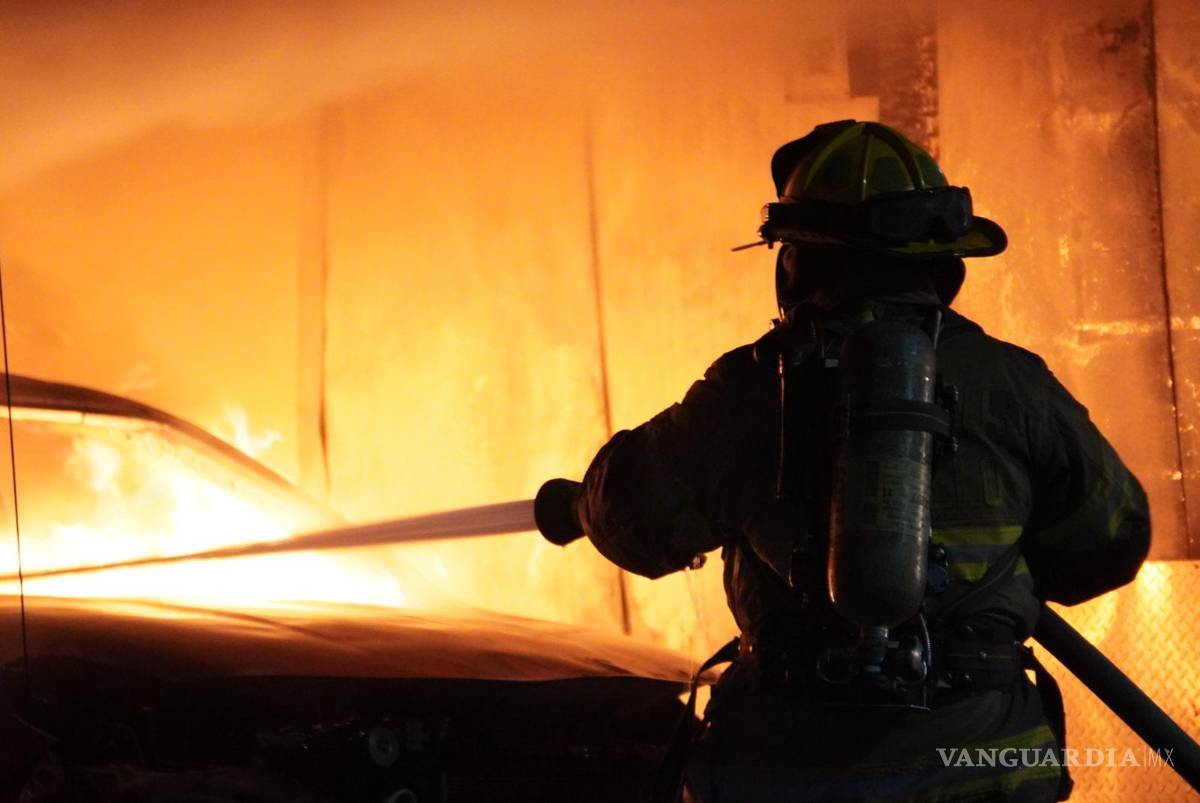 $!Dos vehículos resultaron dañados tras el fuego, reflejando la magnitud del siniestro.