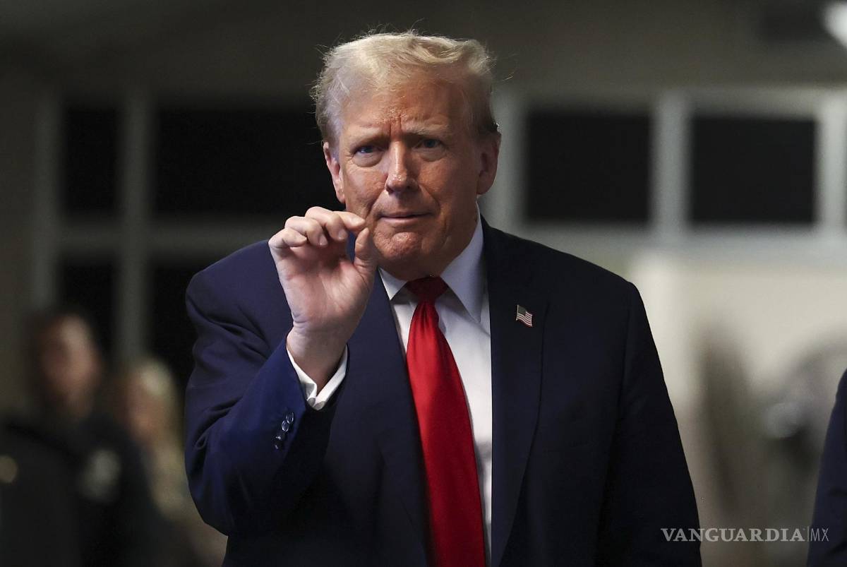 $!El expresidente Donald Trump habla tras abandonar la corte penal de Manhattan, el martes 23 de abril de 2024, en Nueva York. (AP Foto/Yuki Iwamura, Pool)