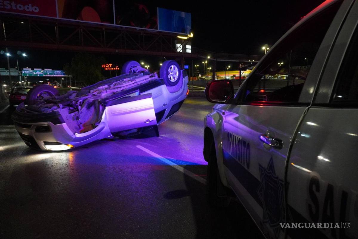 $!Elementos de Tránsito Municipal acudieron al lugar para tomar conocimiento del accidente.