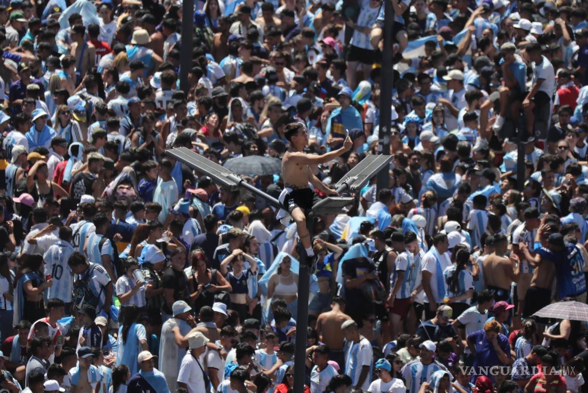 $!Un hincha de Argentina se toma una foto en un poste del alumbrado público, en la celebración de la victoria de la selección argentina en el Mundial de Qatar 202.