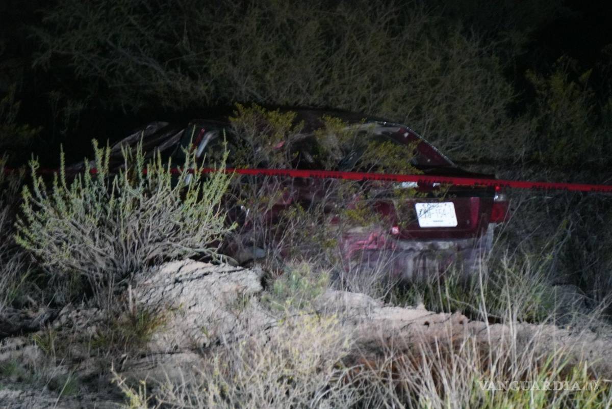 $!El vehículo Aveo terminó destrozado tras volcar en repetidas ocasiones.