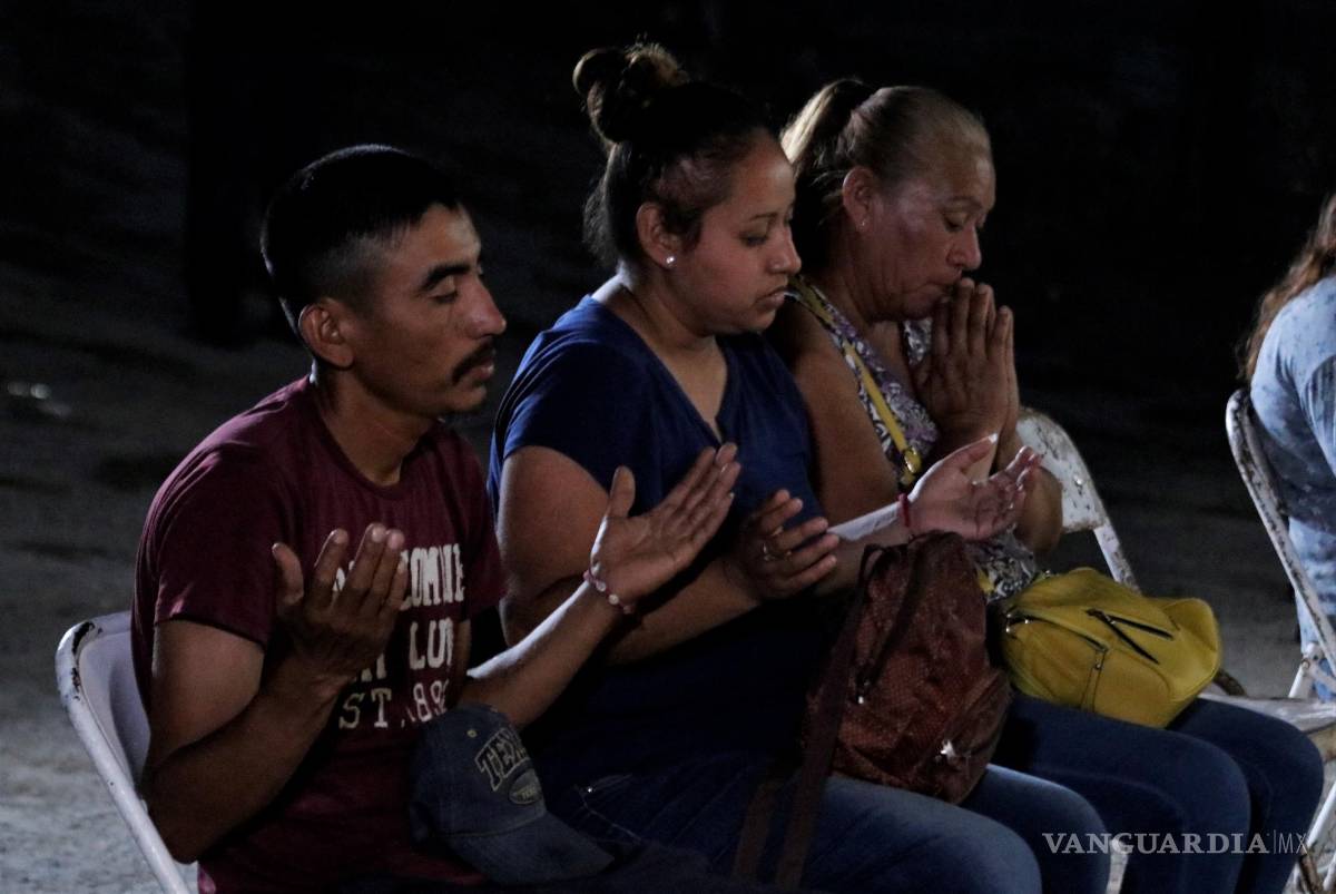 $!Los familiares piden por la seguridad y pronto rescate de sus mineros. Incluso han participado en ritos religiosos en las cercanías del pocito ubicado en Agujita.