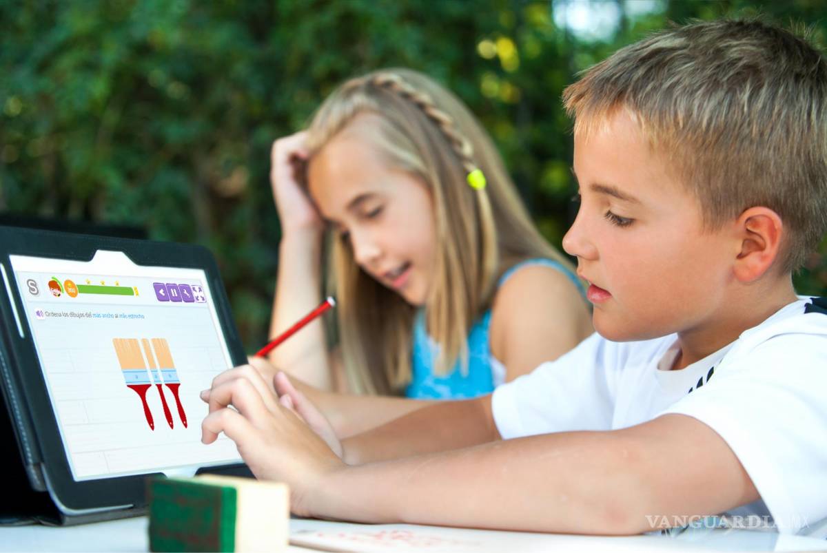 $!Una niña y un niño estudian matemáticas y lectura 'online'.