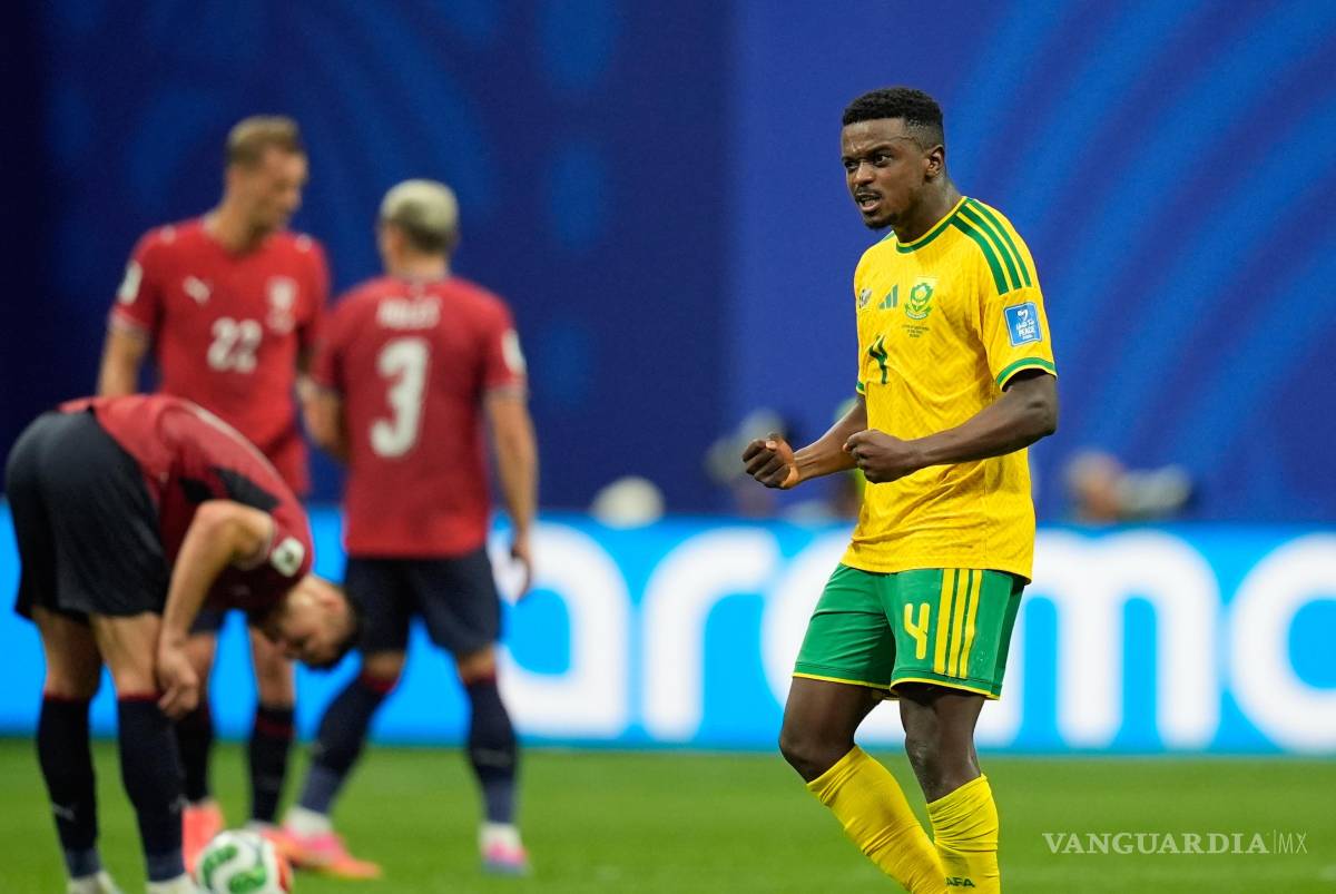 $!Teboho Mokoena festeja tras anotar el gol de penal.