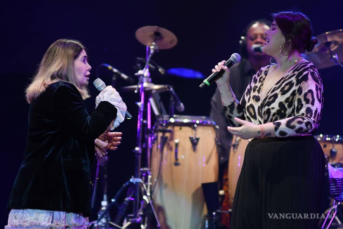 $!La cantante peruana Tania Libertad (i) y la cantautora mexicana Joaquina Mertz (d), se presentan en la clausura de la 49 edición del Festival Internacional Cervantino 2021, en la ciudad de Guanajuato, México. EFE/Luis Ramírez