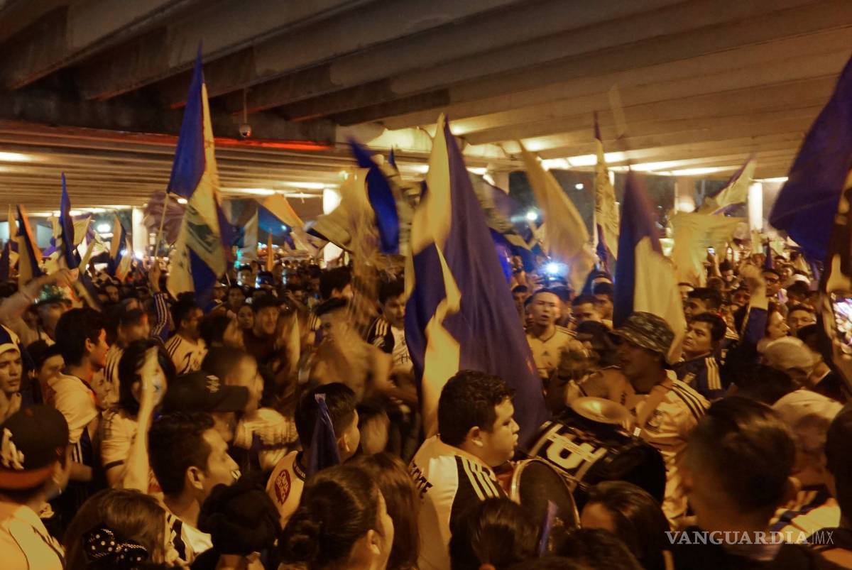 $!Miles de Tigres festejan en la Macroplaza