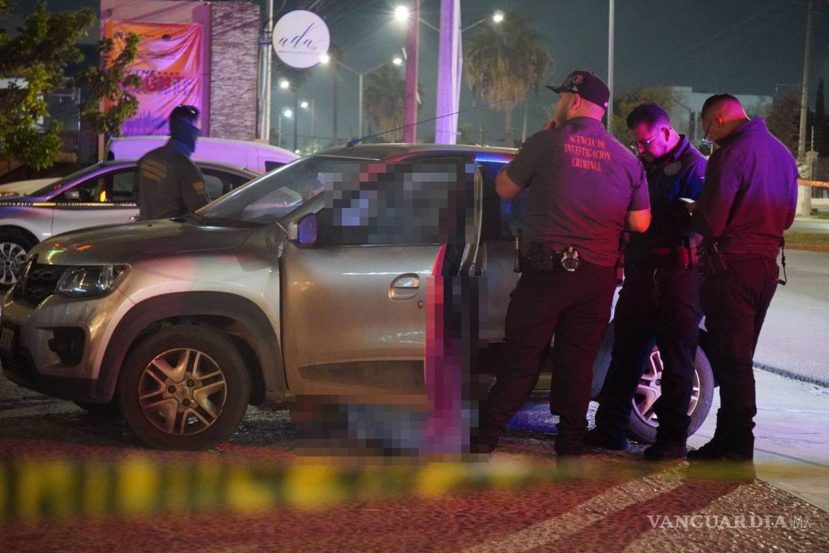Encuentran sin vida a hombre dentro de su vehículo en plaza comercial de Saltillo