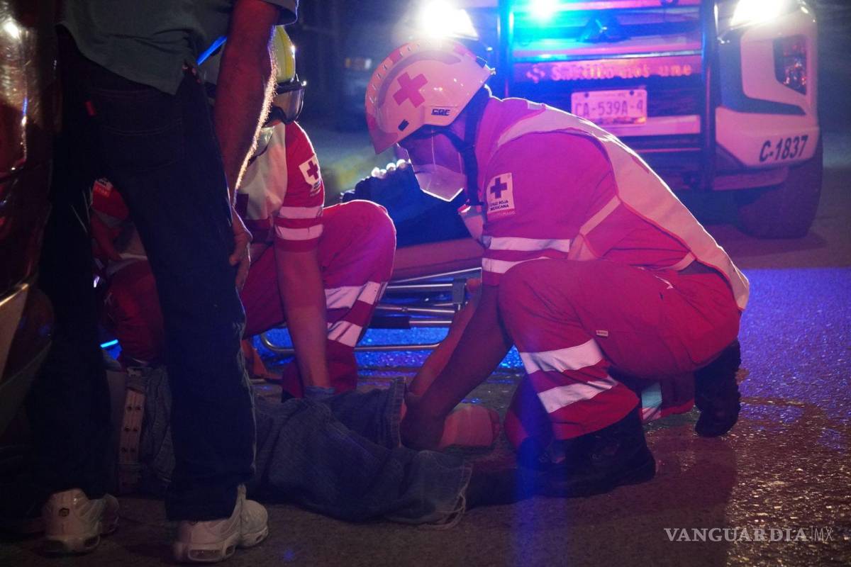 Derrapa motociclista y lesiona a su acompañante de 14 años en Saltillo