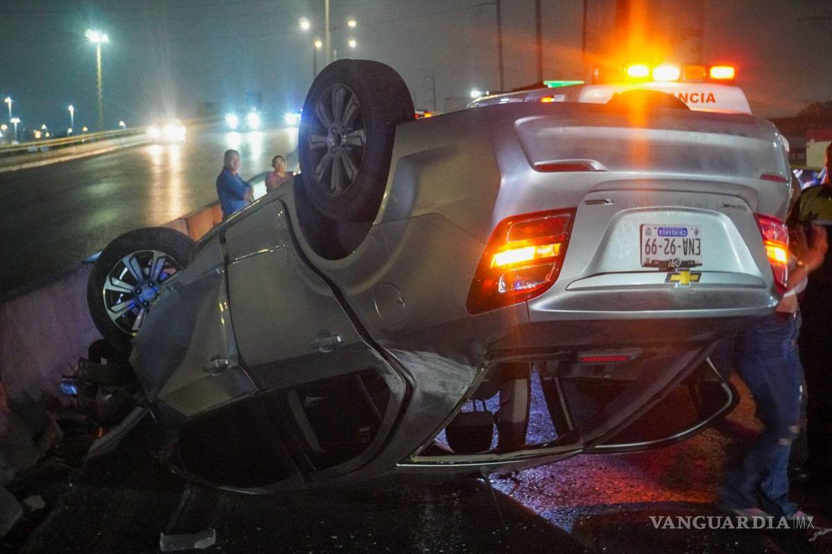 $!Oficiales de Tránsito Municipal abanderaron la zona para evitar otro accidente.