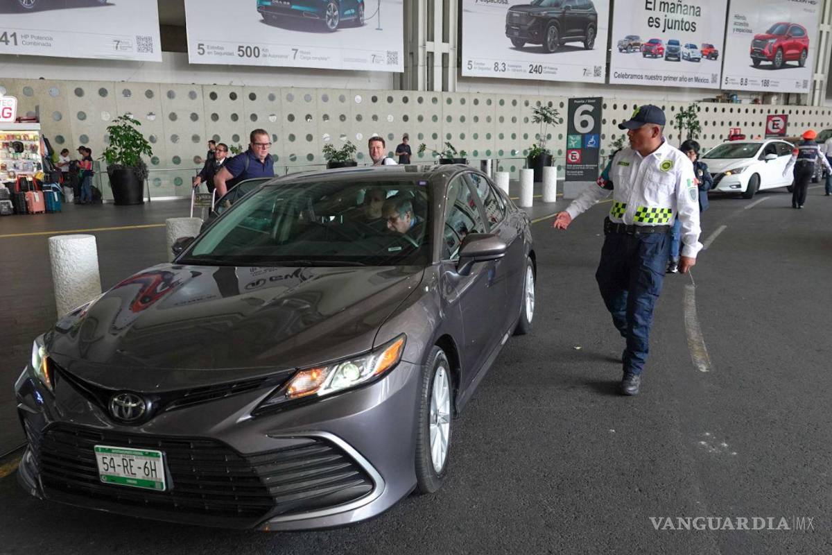 Niega SICT que Uber tenga permiso para recoger pasaje en los aeropuertos de México