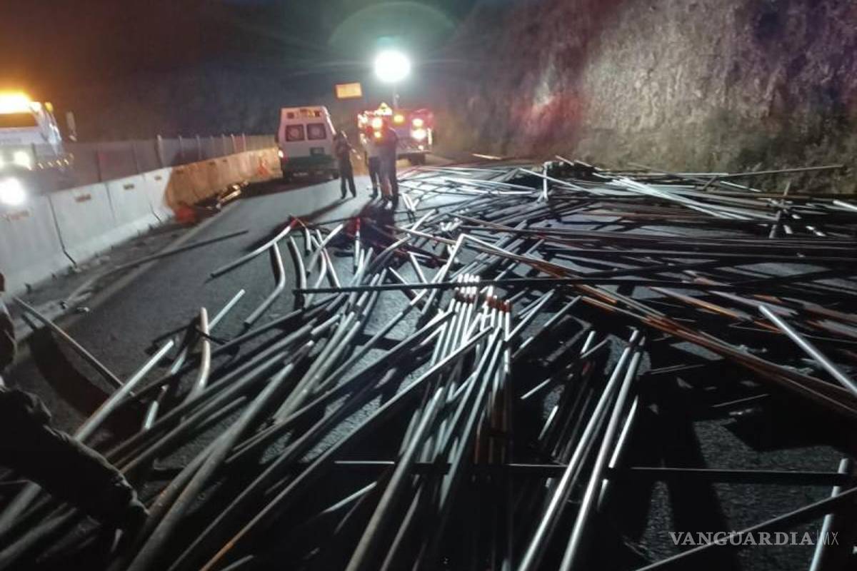 $!Durante la madrugada, el conductor de un tráiler perdió el control del vehículo hasta volcar.