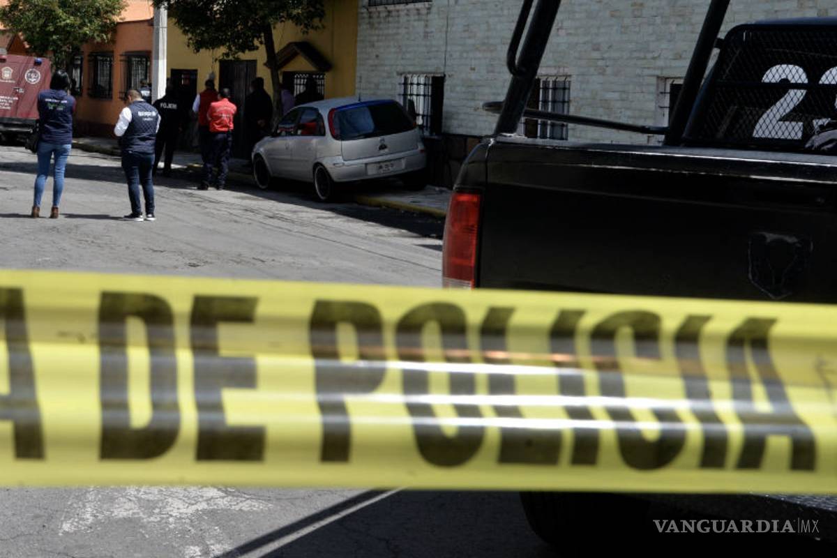 Hombre llega de sorpresa a casa cantando las mañanitas y encuentra a su esposa e hija muertas