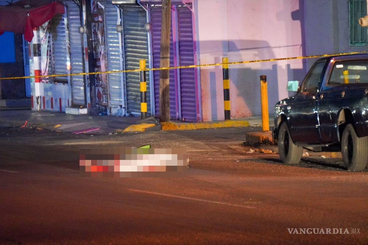 $!La víctima vestía playera del Cruz Azul y short rojo al momento del accidente, según el reporte oficial.