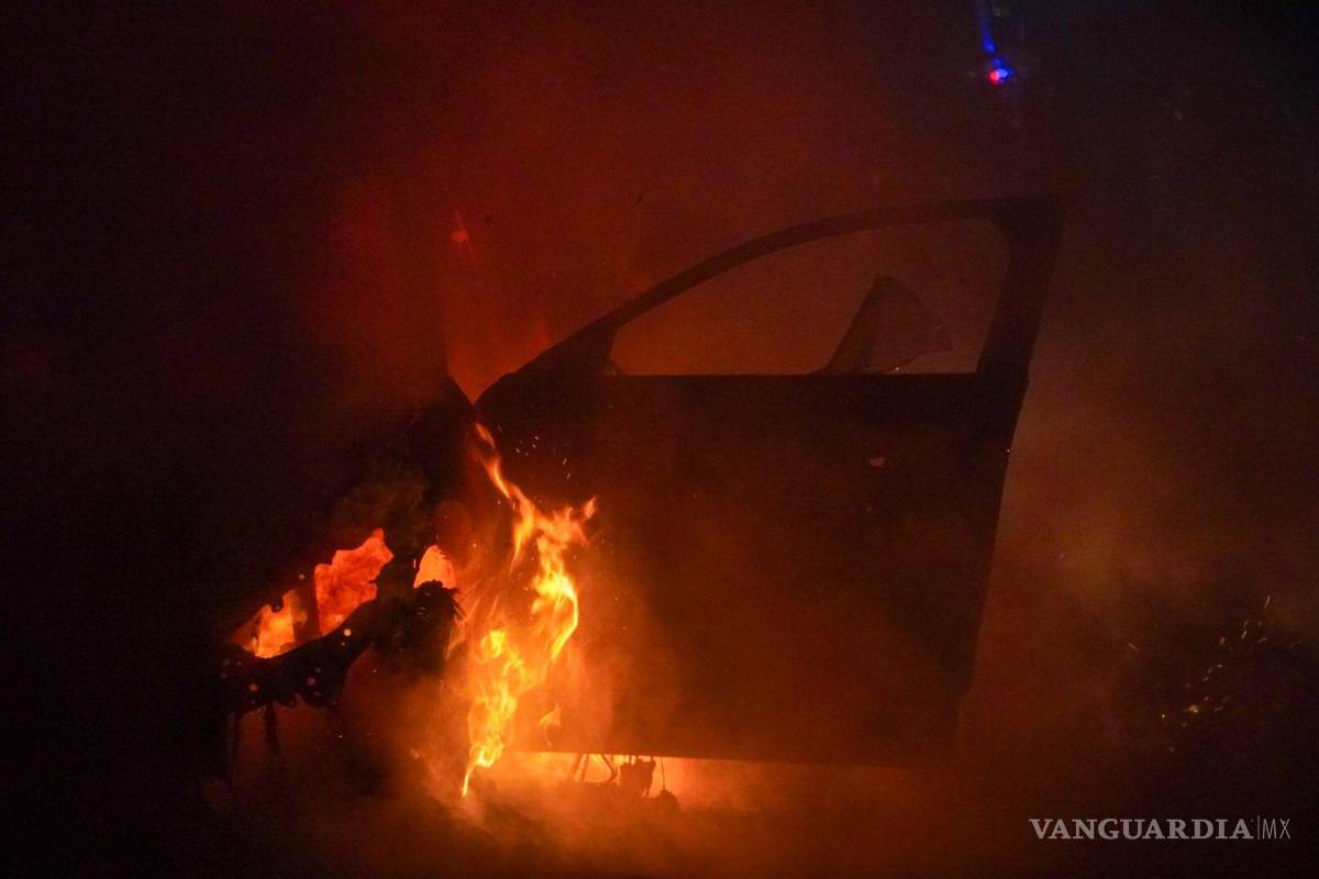 $!La conductora logró salir a salvo antes de que el automóvil quedara completamente envuelto en fuego.