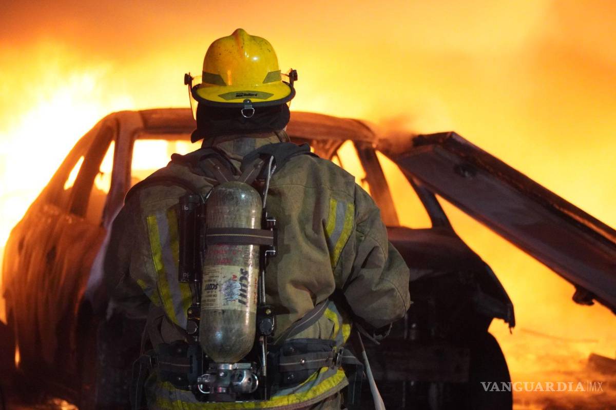 $!Vecinos y bomberos luchan contra las llamas que consumieron el negocio, mientras se rescata a los adultos mayores del interior del inmueble.