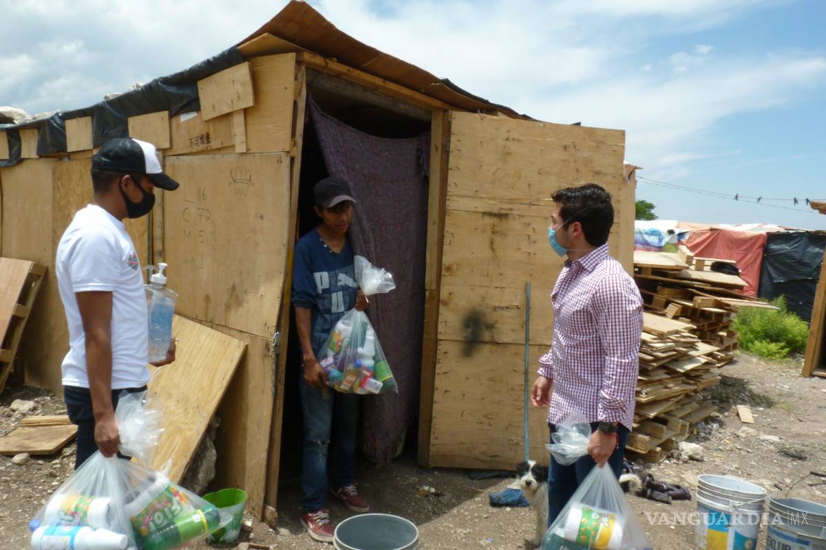 Organización ciudadana reparte kits de limpieza en zonas marginadas de Saltillo