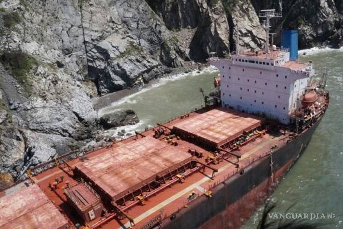 Consiguen trasvase de hidrocarburos del buque encallado en Barra de Navidad