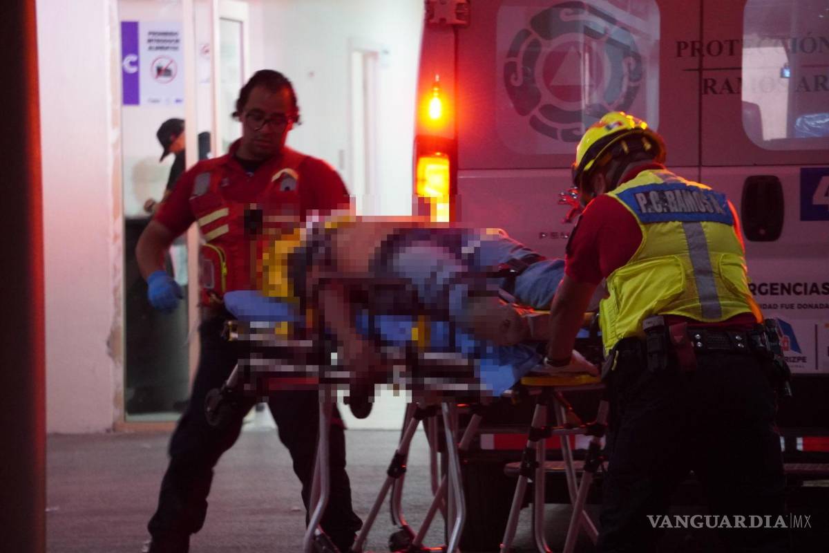 Dos jóvenes sin casco resultan graves en choque de motocicleta en Ramos Arizpe