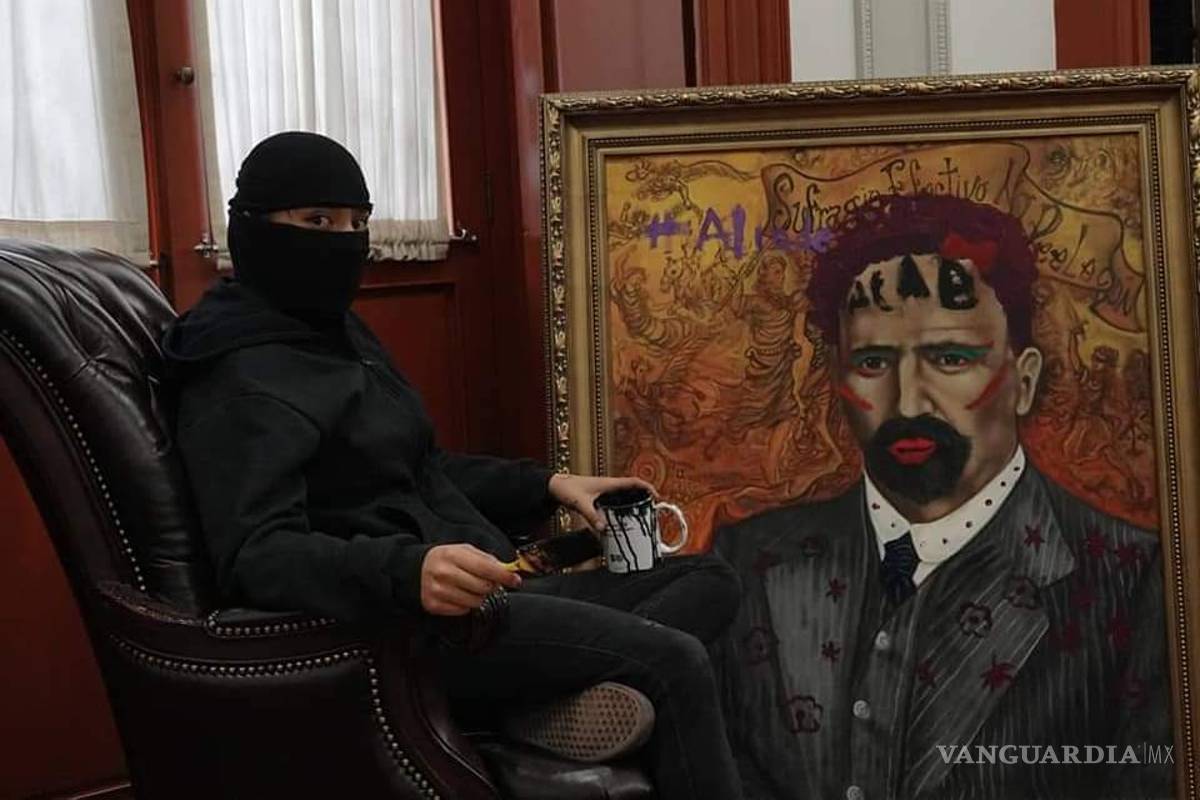 Es vandalismo, AMLO critica protesta de mujeres contra la CNDH