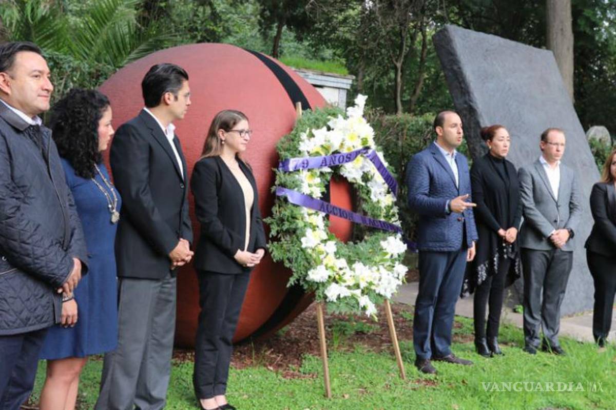 Marko Cortés coloca ofrenda en el 79 aniversario del PAN en honor a Gómez Morín