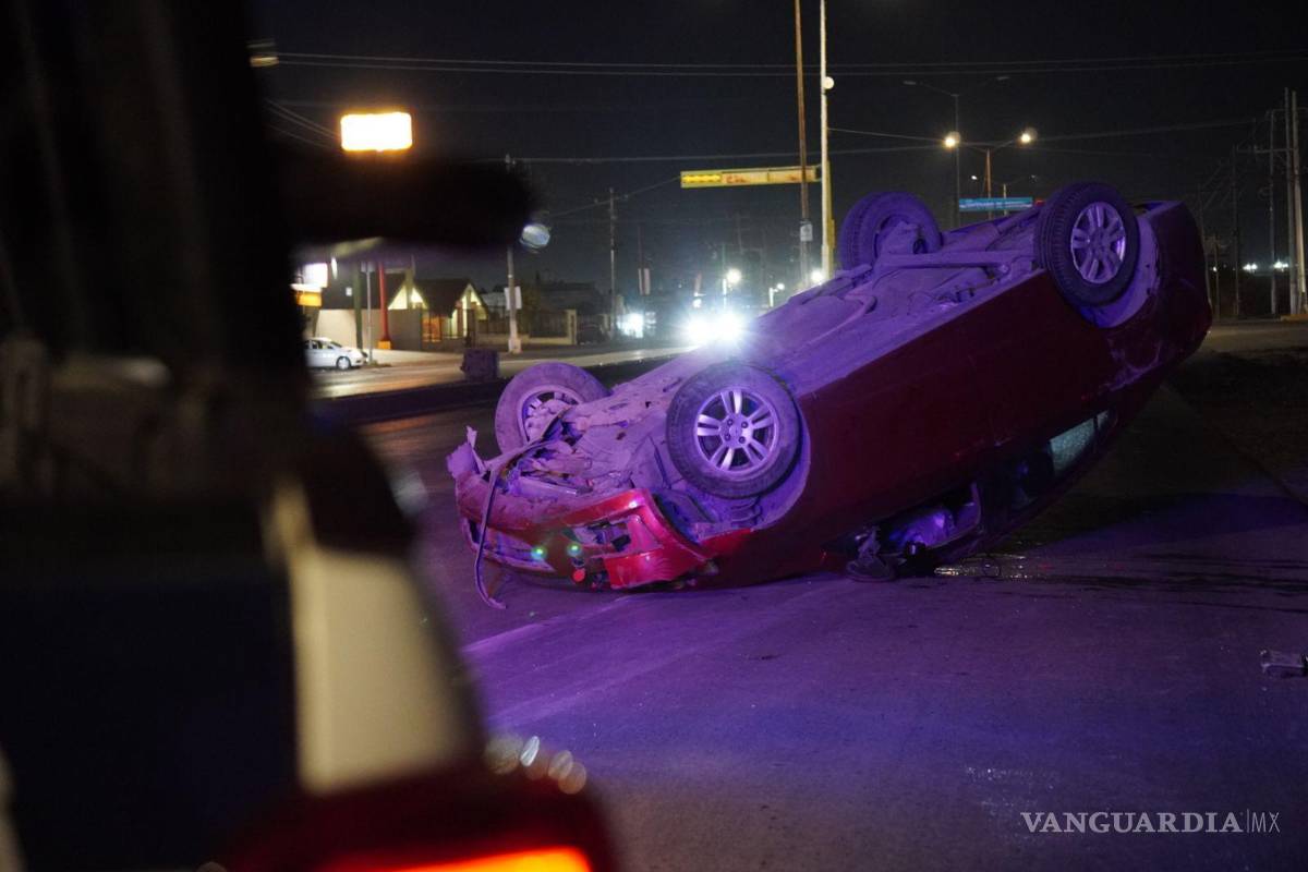 Pierde el control, vuelca su auto y se da a la fuga en Saltillo