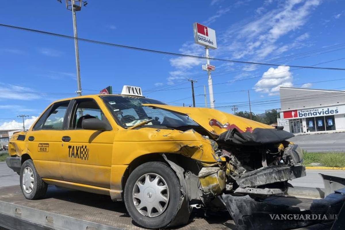 Saltillo: choca contra taxi al ignorar semáforo en rojo; niega responsabilidad