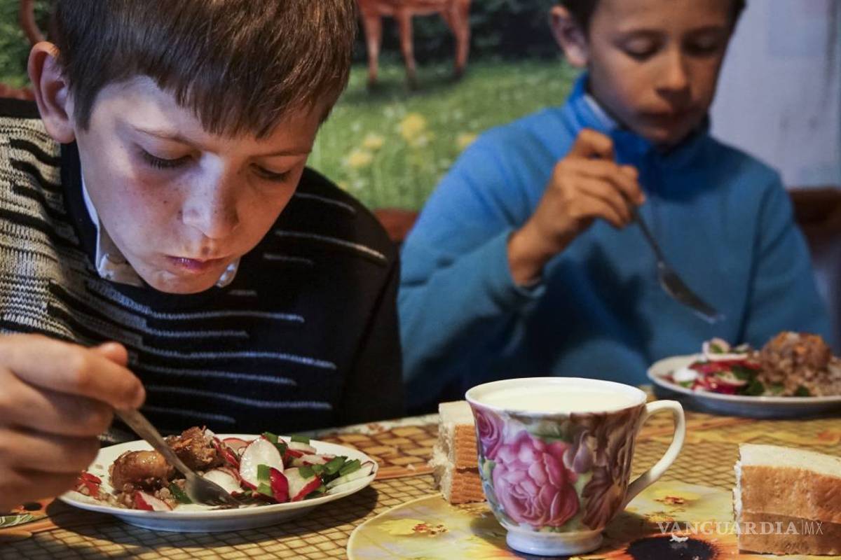 Niños comen alimentos contaminados en Chernobyl