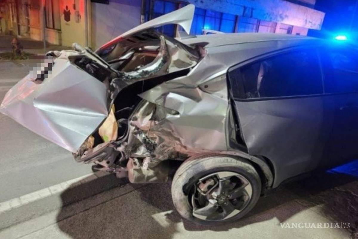 $!El automóvil Honda gris impactado por la patrulla sufrió graves daños, siendo proyectado contra los muros de concreto cercanos al cruce.
