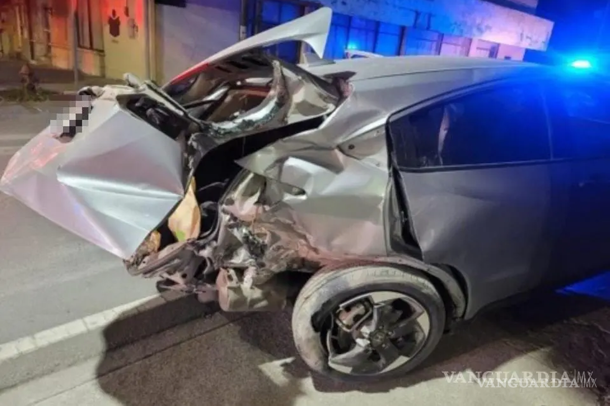 Jóvenes juegan carreras y provocan choque contra autos estacionados en Piedras Negras