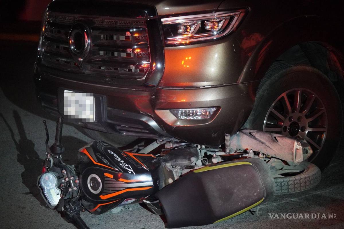 Ignora motociclista el alto y es arrollado por camioneta, en Saltillo