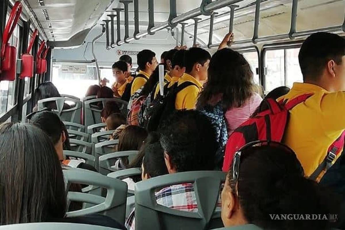 Atacan en Facebook a estudiantes que van con mochilas en los camiones