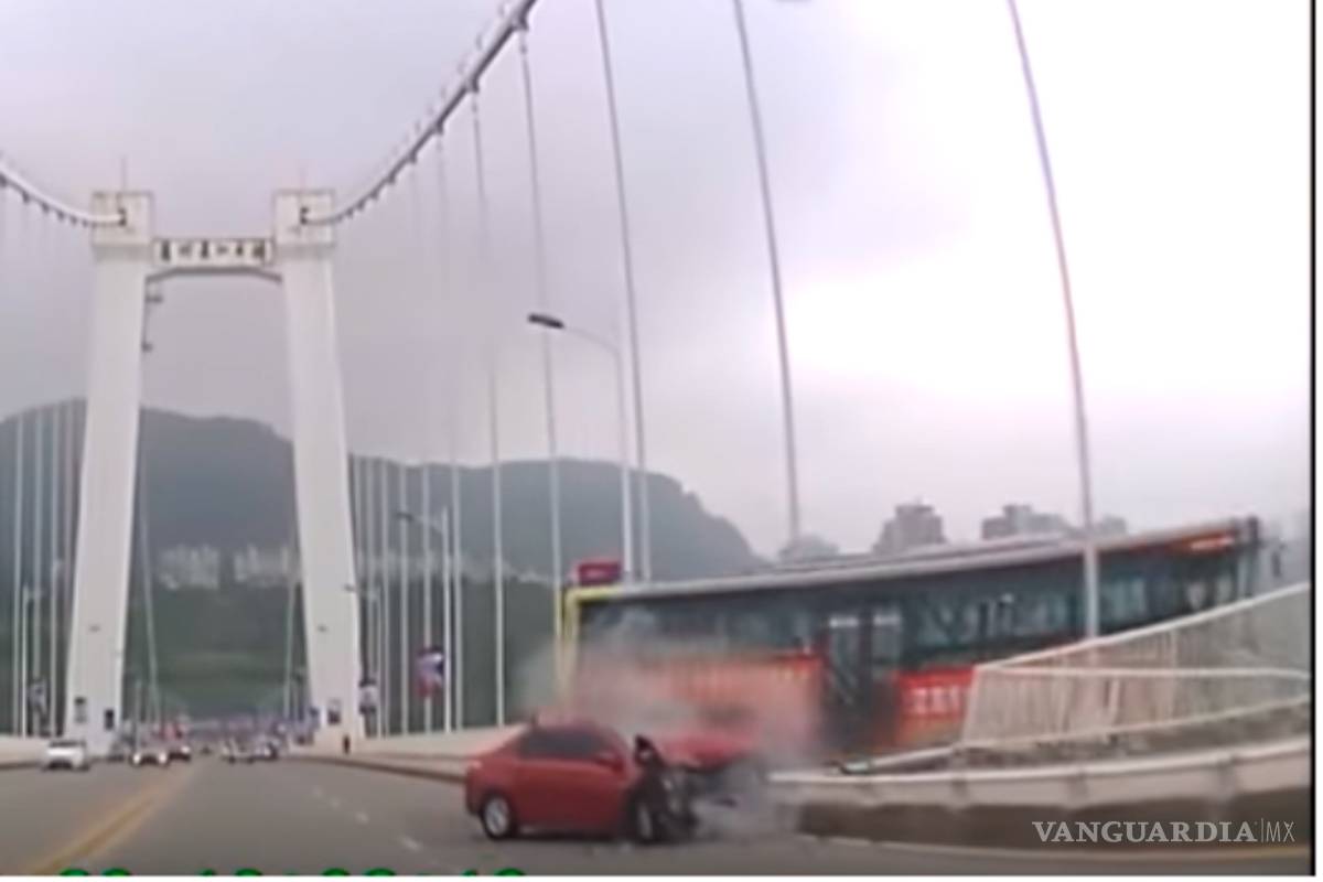 Mujer agrede a chofer de autobús y provoca accidente; mueren quince personas