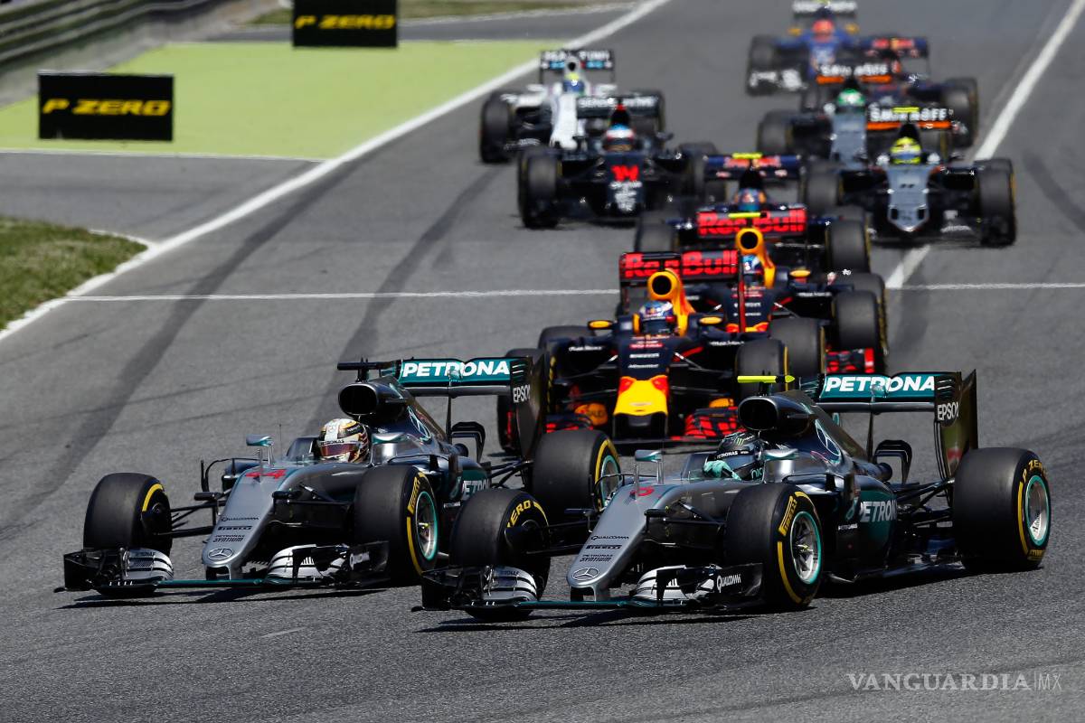 Verstappen triunfa en el Grand Prix de España; Hamilton choca con Rosberg