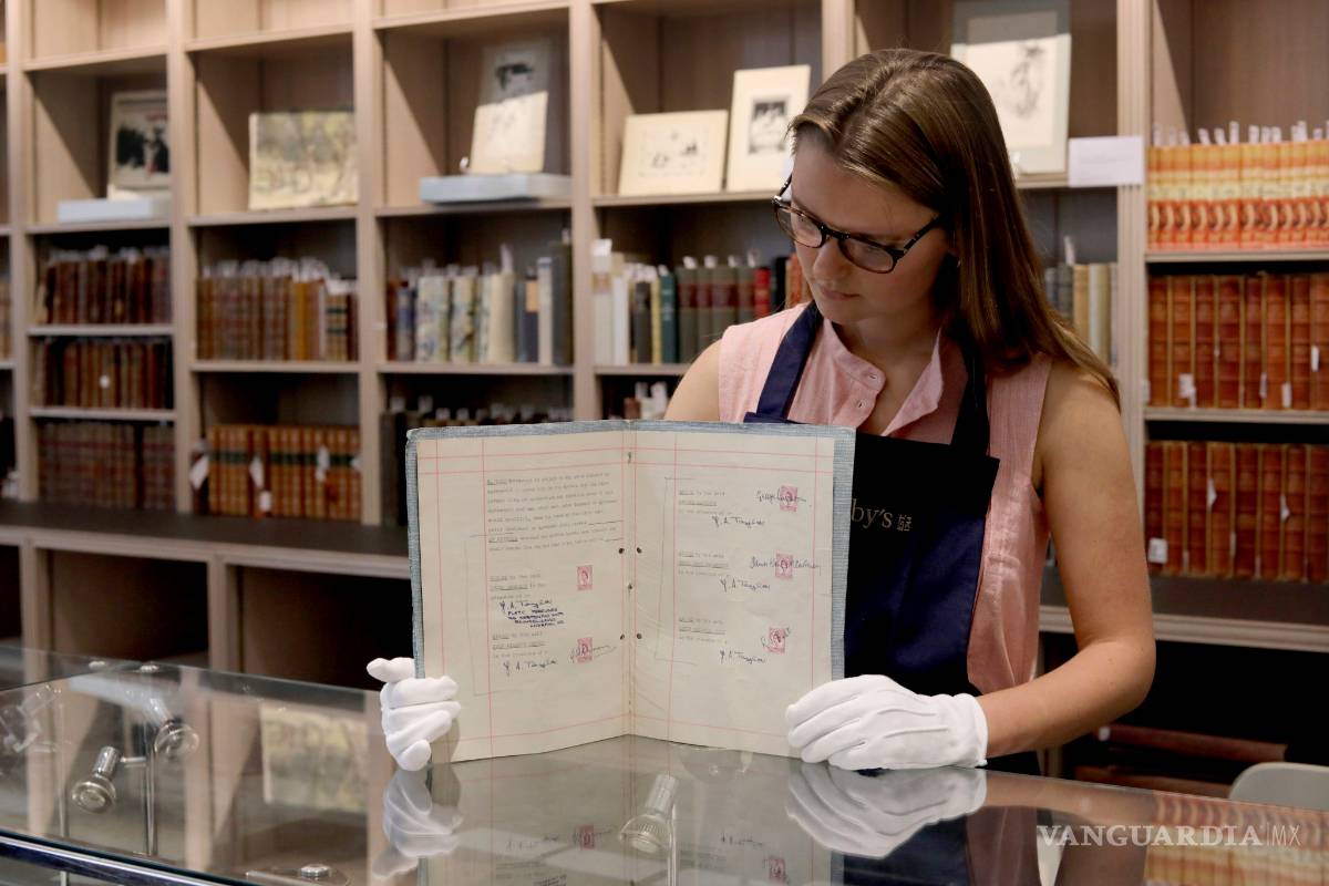 Subastan el primer contrato entre los Beatles y su agente Brian Epstein