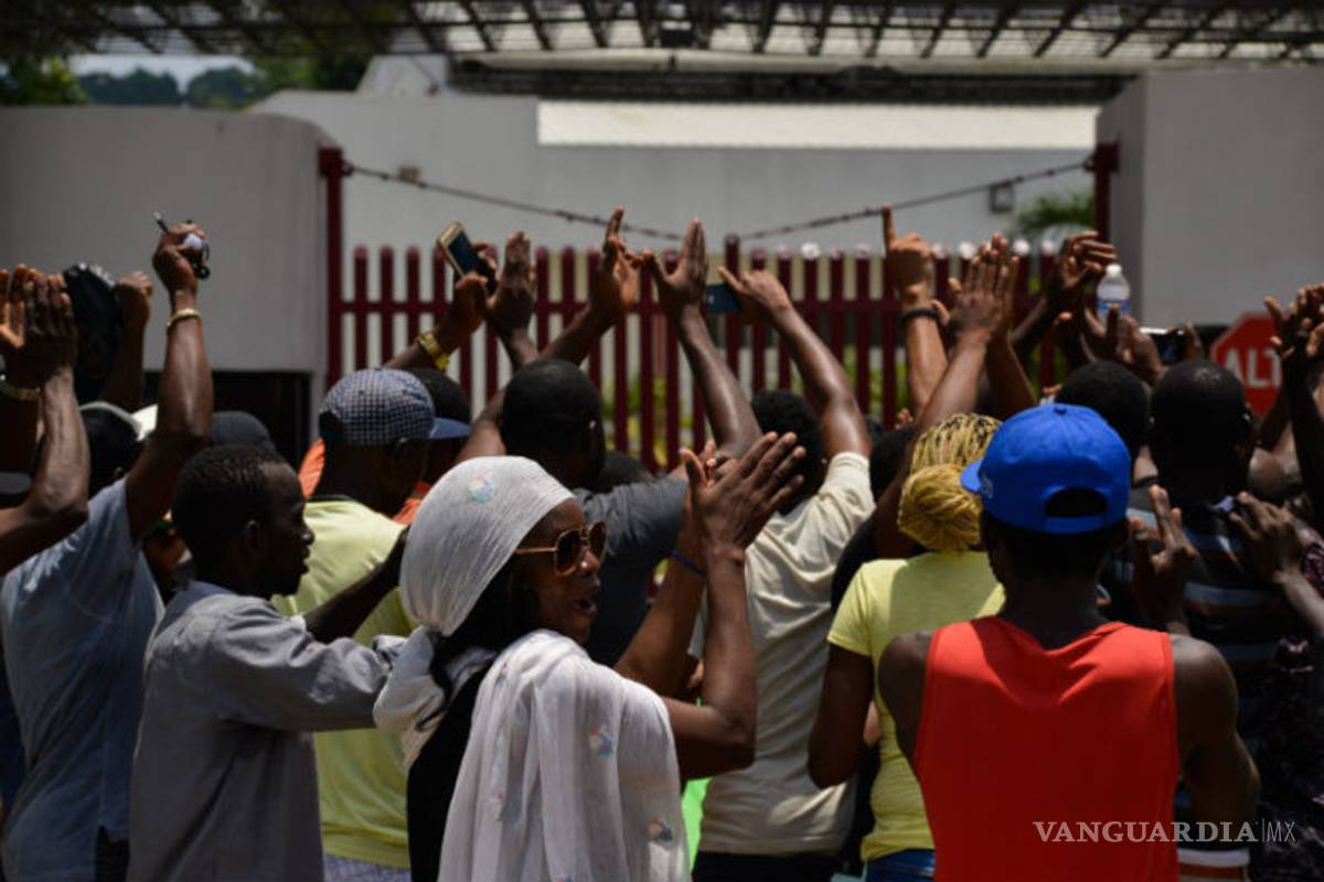 Migrantes africanos esperan hacer válido amparo para transitar por México